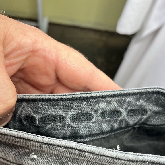 American Eagle Distressed Highest Rise Mom Jeans Womens 12 Short Black 2312 - Picture 3 of 11